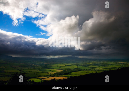 Ein Patchwork aus Smaragd Felder von Croaghaun Hügel - ein Ausläufer der Comeragh Mountains, Grafschaft Waterford, Irland Stockfoto