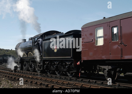 Klasse B12 keine 61572 nähert sich Weybourne Bahnhof North Norfolk Railway Norfolk england Stockfoto