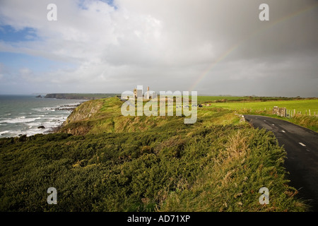 Alte Kupfer Mine Gebäude am Tankardstown in der UNESCO bezeichnet Copper Coast Geopark, in der Nähe von Bunmahon, Grafschaft Waterford, Irland Stockfoto