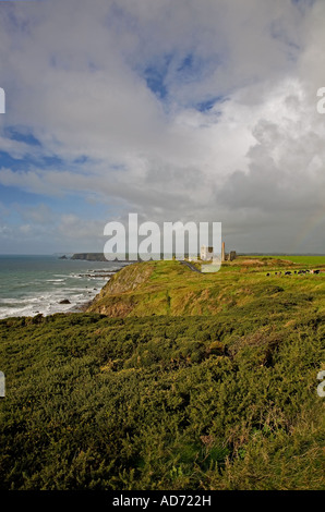 Alte Kupfer Mine Gebäude am Tankardstown in der UNESCO bezeichnet Copper Coast Geopark, in der Nähe von Bunmahon, Grafschaft Waterford, Irland Stockfoto