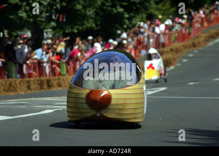 Trolley Autorennen hinunter den Hügel von Collingwood Street, Nelson, Neuseeland Stockfoto