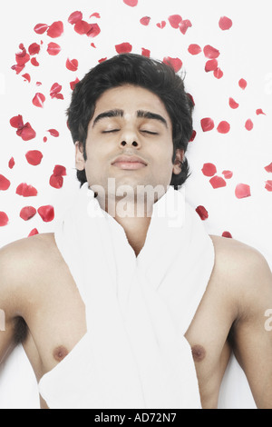 Erhöhte Ansicht eines jungen Mannes auf einem Massagetisch liegen Stockfoto