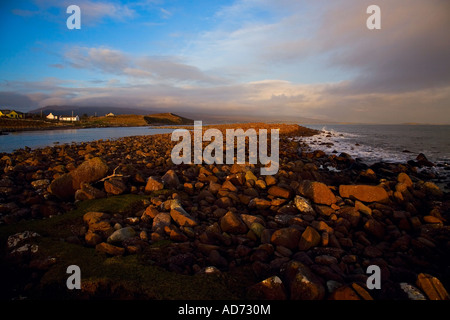 Rocky Beach auf Atlantic Drive rot glühend im Abendlicht, in der Nähe von Mulrany, County Mayo, Irland Stockfoto