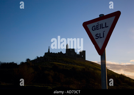 Gälische Traffic Stop-Schild, unter den Rock of Cashel, County Tipperary, Irland Stockfoto