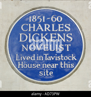 London blue Plaque an Wand in Tavistock Square Aufnahme der Belegung in der Nähe von Charles Dickens von 1851 bis 1860 Stockfoto