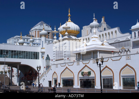 Bright Casino Gebäude und Touristen am Boardwalk in Atlantic City, New Jersey USA Stockfoto