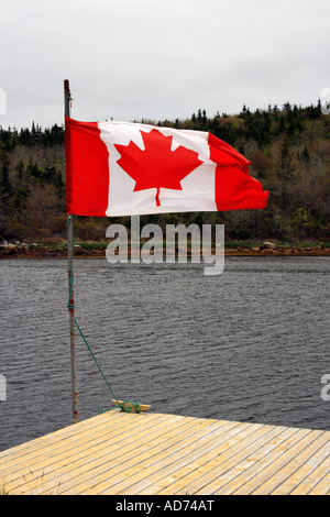 Steg und kanadische Flagge, Nova Scotia, Kanada, Nordamerika fliegen. Foto: Willy Matheisl Stockfoto