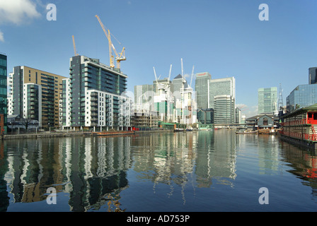 Innere Millwall Dock in London East End Docklands auf der Isle of Dogs umfangreiche Ufersanierung in Arbeit Stockfoto