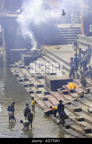 Brennen Sie Ghats mit Pashupatinath, Kathmandu, Nepal. Stockfoto