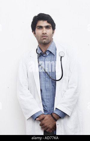 Porträt eines männlichen Arztes stehend mit einem Stethoskop um den Hals Stockfoto