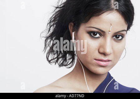 Porträt einer jungen Frau mit Kopfhörern Stockfoto