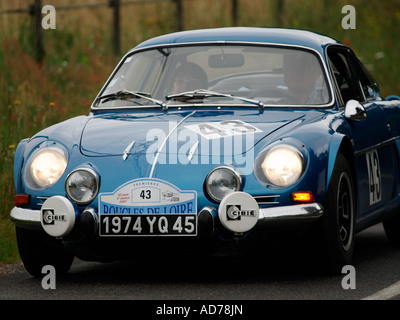 Alpine Renault A110 Sportwagen im Wettbewerb bei der Boucles de Loire Oldtimer Rallye Juli 2007 Loiretal, Frankreich Stockfoto