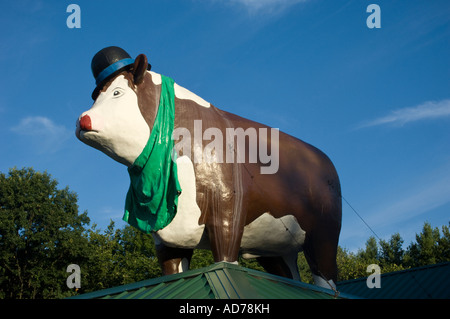 Kuhstatue auf dem Dach des Golden Nugget Steak House Restaurant in Seelbach Michigan USA Stockfoto