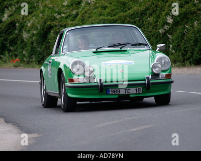 Leuchtend grüne Porsche 911 Targa aus den sechziger Jahren im Wettbewerb auf die Boucles de Loire-Oldtimer-rallye Stockfoto