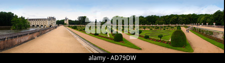 Panorama-Bild der berühmten Loire Tal Schloss Chateau de Chenonceau gesehen von Garten von Diane de Poitiers Stockfoto