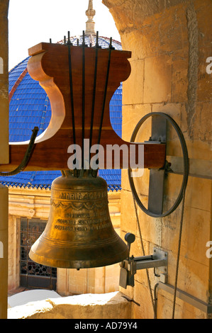 Kirche-Glocke im Glockenturm vor blaue Keramik Kuppel der barocken Basilika aus dem 17. Jahrhundert, Basilika Santa Maria Stockfoto