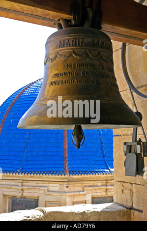 Kirche-Glocke im Glockenturm vor blaue Keramik Kuppel der barocken Basilika aus dem 17. Jahrhundert, Basilika Santa Maria Stockfoto