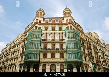 Hausfassade bedeckt im grünen Schutznetze, Valencia, Spanien Stockfoto