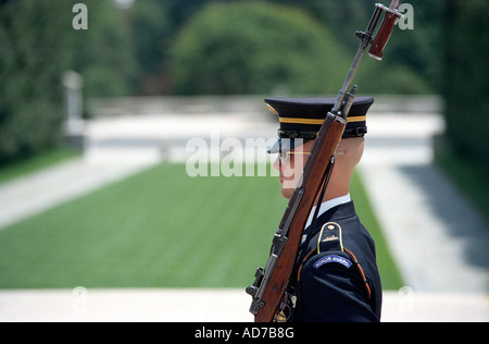 Soldat der Vereinigten Staaten Patrouillen am Grab des unbekannten Soldaten in Washington, D.C., USA. Stockfoto