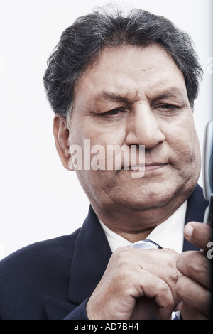 Nahaufnahme eines Geschäftsmannes, der Betrieb eines Mobiltelefons Stockfoto