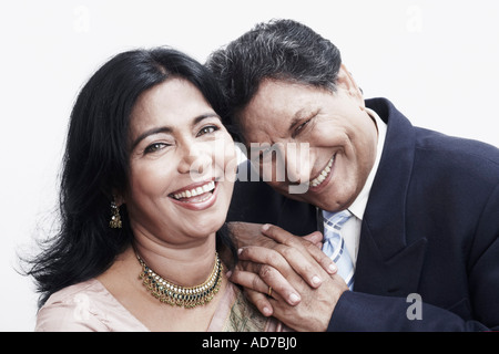 Porträt eines älteren Mannes ruht seine Hände auf die Schulter einer reifen Frau Stockfoto