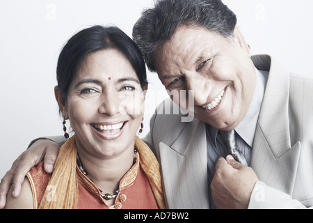 Porträt eines älteren Mannes und eine reife Frau mit Arm um lächelnd Stockfoto