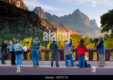 Linie des Fotografen auf Brücke am Canyon Junction unterhalb der Wächter-Zion Nationalpark-Utah Stockfoto