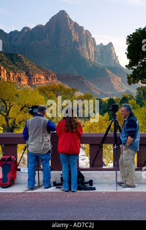 Fotografen auf der Brücke am Canyon Junction unterhalb der Wächter-Zion Nationalpark-Utah Stockfoto