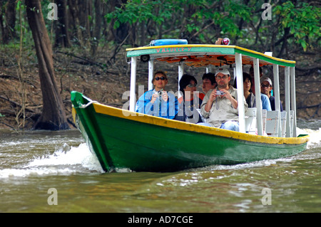 Bootsausflug in den tropischen Regenwald Amazoniens Brasilien Stockfoto