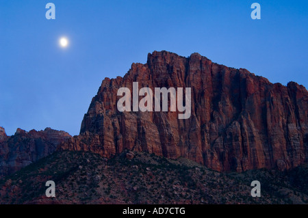 Mondaufgang im Abendlicht über die Klippen von Johnson Berg Springdale nahe Zion Nationalpark, Utah Stockfoto