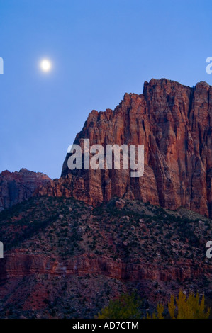 Mondaufgang im Abendlicht über die Klippen von Johnson Berg Springdale nahe Zion Nationalpark, Utah Stockfoto