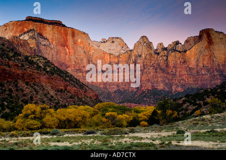 Morgendämmerung auf der West-Tempel und Türme Jungfrau Zion Canyon Zion National Park in Utah Stockfoto