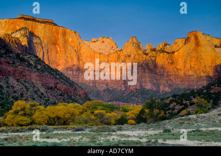 Sunrise-Licht auf die West-Tempel und die Türme Jungfrau Zion Canyon Zion National Park in Utah Stockfoto