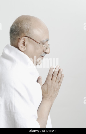 Seitenansicht von einem reifen Mann in der Lage sein Gebet Stockfoto