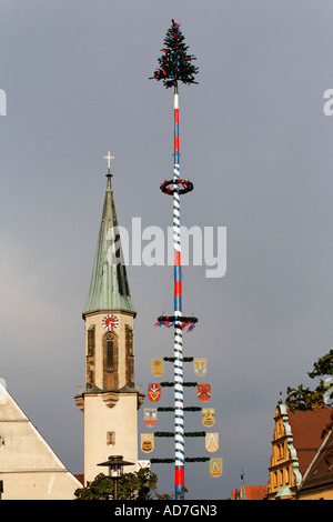 Kemnath Maibaum und Kirche Oberpfalz Bayern Deutschland Stockfoto
