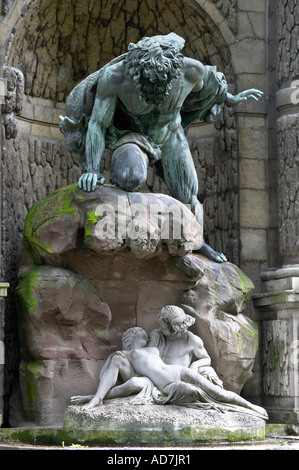 La Fontaine Medicis zeigt Polyphem überraschend Acis und Galatea, Jardin du Luxembourg, Paris, Frankreich Stockfoto