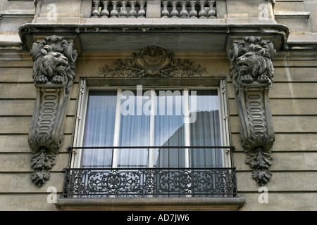 Fensterdetail in Rue Decamps Paris Frankreich Stockfoto