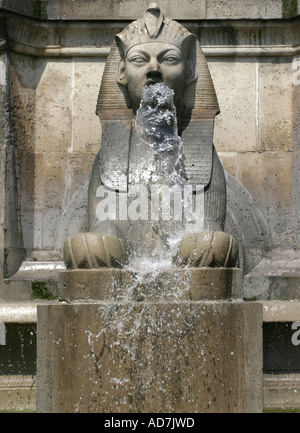 Ägyptische Sphinx-Statue auf Basis der Fontaine du Palmier (Palm Tree Brunnen) Place du Châtelet, Paris, Frankreich - erbaut 1806-1808 Stockfoto