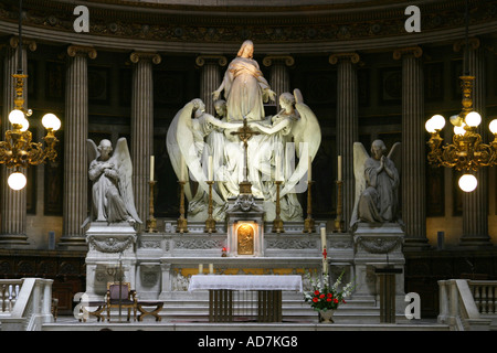 Der Altar in der Kirche La Madeleine mit einer großen Statue, die den Aufstieg von Mary Magdalene Paris Frankreich Stockfoto