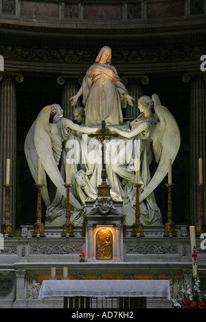 Der Altar in der Kirche La Madeleine mit einer großen Statue, die den Aufstieg von Mary Magdalene. Paris, Frankreich Stockfoto