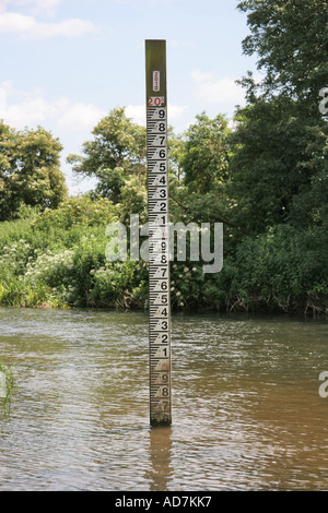 Fluss-Wasserstandsanzeige Stockfoto