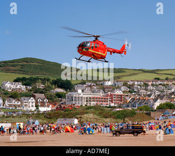 Devon Air Ambulance ausziehen bei Woolacombe Beach, North Devon, England, UK. Stockfoto