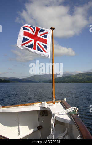 Union Jack fliegen auf den Bug eines der vielen Tourboote unter Touristen am Lake Windermere Cumbria England reisen MV-Petrol Stockfoto