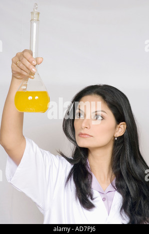 Nahaufnahme von einem weiblichen Techniker mit einem konischen Kolben Stockfoto