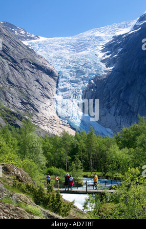 Touristen zu Fuß zum Briksdalbreen Gletscher Briksdal in der Nähe von alten Stryn Sogn Og Fjordane Norwegen Stockfoto