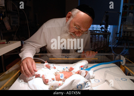 Ein Haredi-Arzt untersucht Frühgeborene in einem Inkubator auf der Neonatalstation im Shaare Zedek Medical Center West Jerusalem Israel Stockfoto
