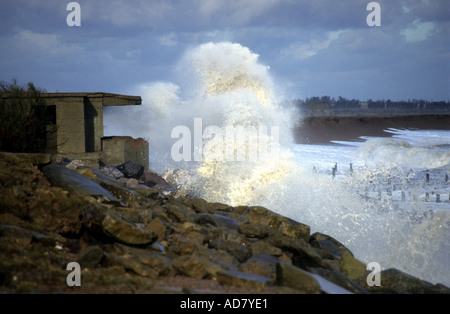 Wellen Absturz gegen einen zweiten Weltkrieg Bunker, Osten Lane, Bawdsey Suffolk, UK. Stockfoto