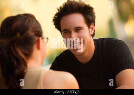 Paar tief im Gespräch Stockfoto