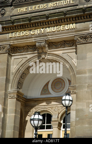 Nahaufnahme der Fassade des Museums der Stadt Leeds früher Leeds Institut West Yorkshire England Stockfoto