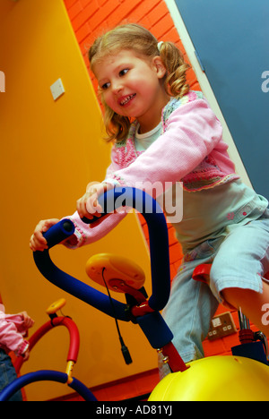 4 Jahre altes Mädchen bei einer Erholung Zentrum trainieren auf dem Fahrrad, Brixton, London, UK. Stockfoto